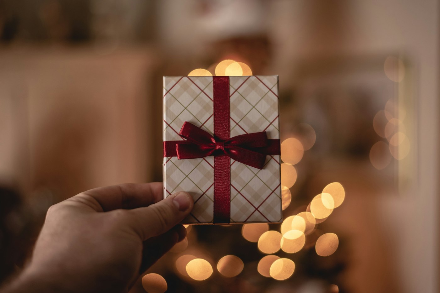 A person holding a white gift card.